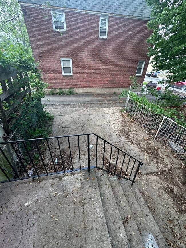Building Photo - Fully renovated 3 Bed townhome