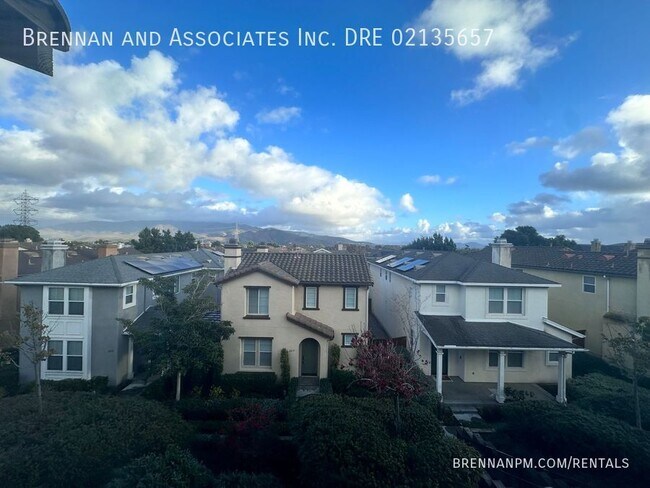 Building Photo - 3 bed, 2.5 bath Townhome, 2 Car Garage, Ea...