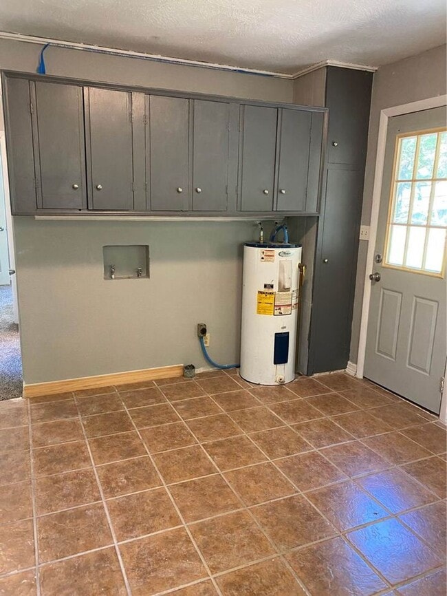 Building Photo - 2 bed/1 bath house for rent