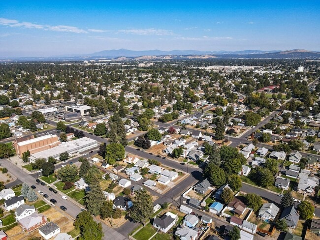 Building Photo - Craftsman on Madison (Furnished)