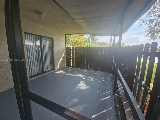 Building Photo - 253 San Remo Blvd
