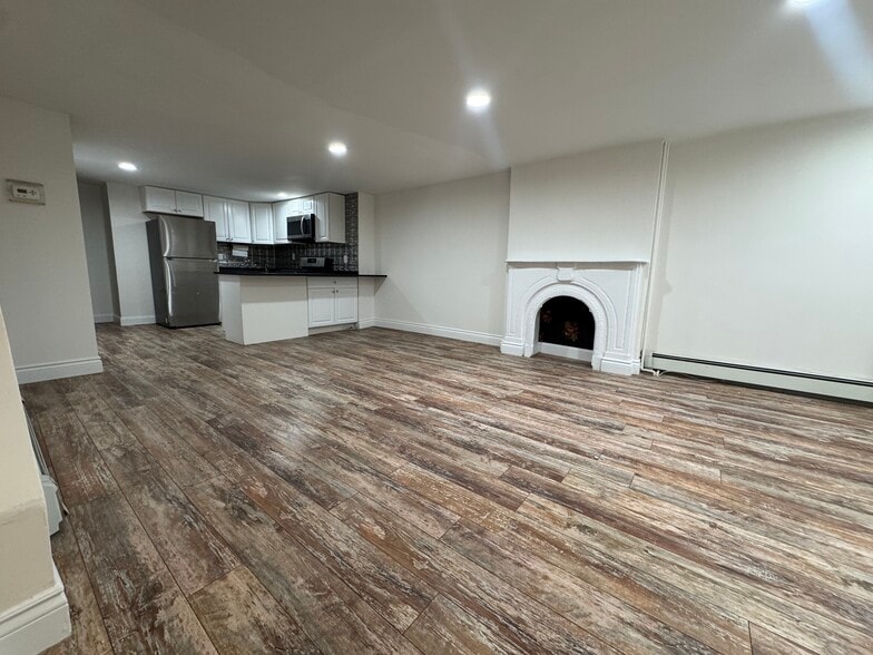 Building Photo - 194 Hall St