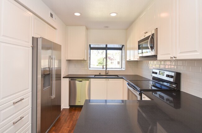 Building Photo - Cozy Upstairs Unit with Greenbelt View!