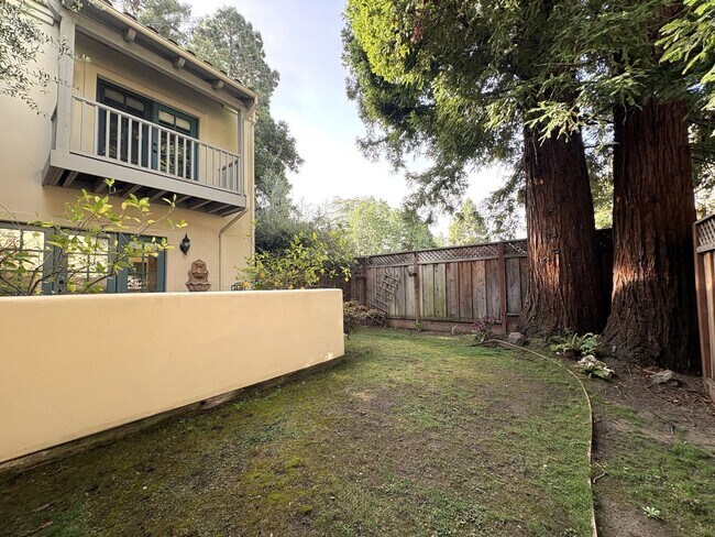 Building Photo - Spacious and Inviting 3-Bedroom, 2.5-Bath Townhome in the Heart of Menlo Park