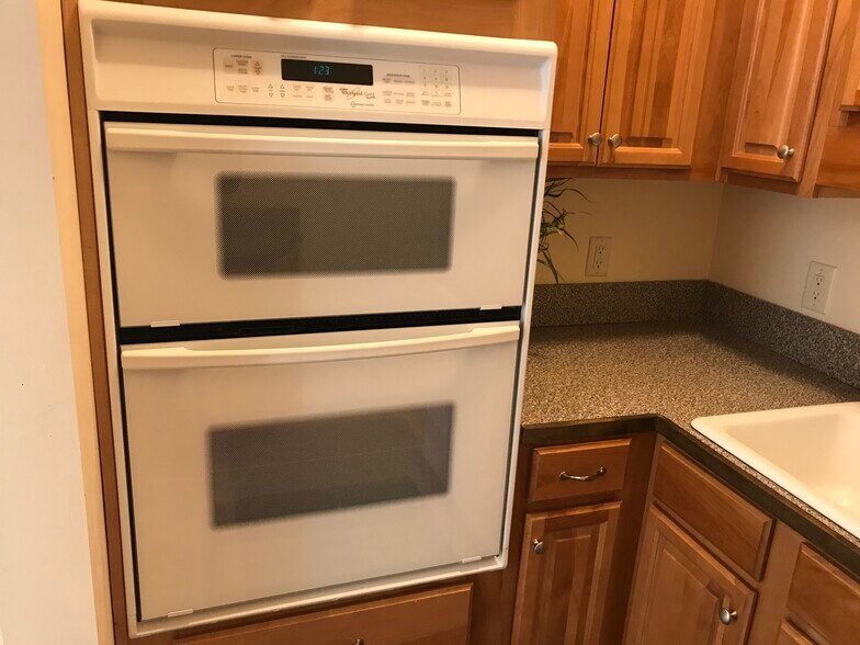 Microwave/Oven - 4640 Chestatee Pointe