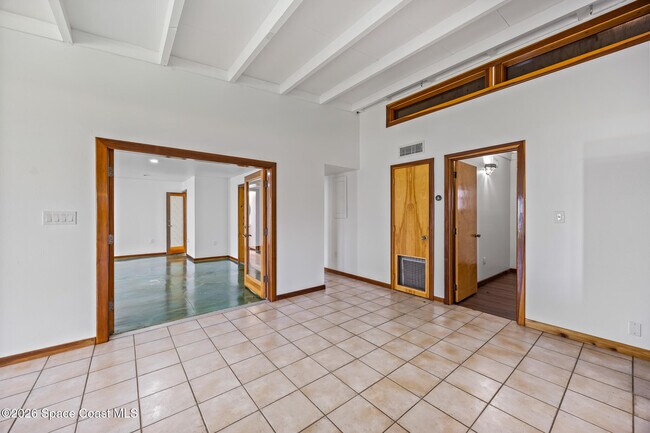 Building Photo - 485 N Shore Dr