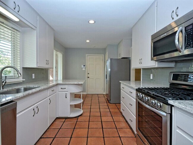 Building Photo - 2600 Twin Oaks Dr