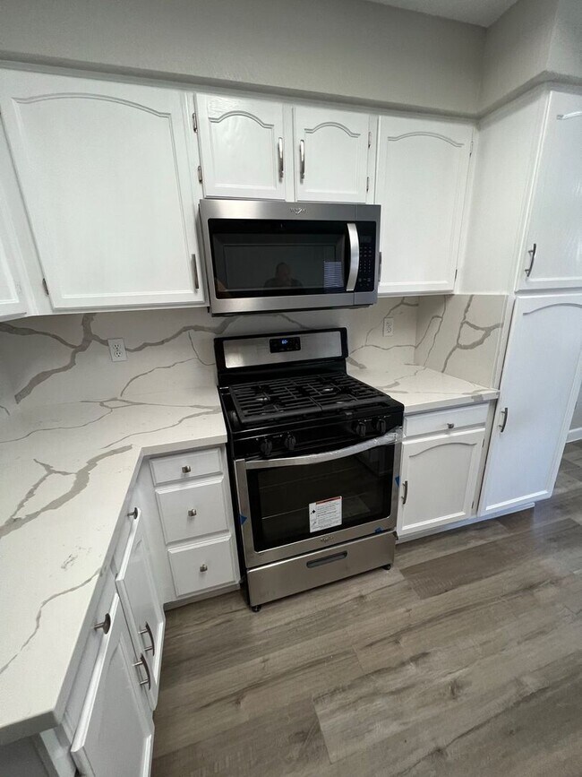 Building Photo - Newly Remodeled - Henderson
