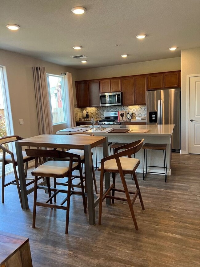 Building Photo - Gorgeous 2 Story, 3 Bed/2.5 Bath Townhouse with 2 Car Garage in Gated Community