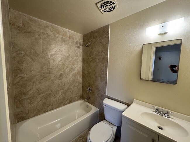 Building Photo - Maryvale 2br townhome