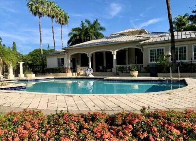 Building Photo - 500 Crestwood Ct S