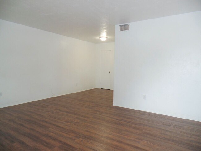 Building Photo - Updated, spacious one bedroom
