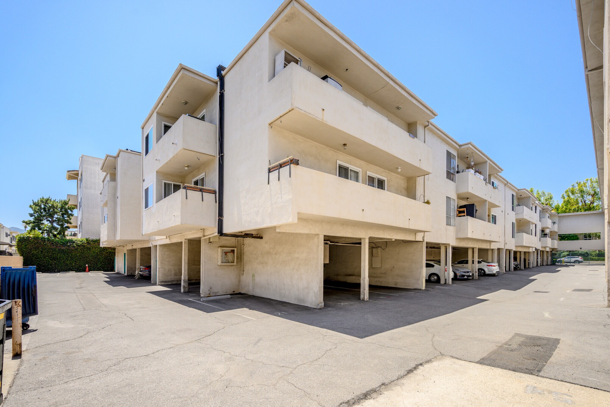 Building Photo - 5320 Zelzah Ave