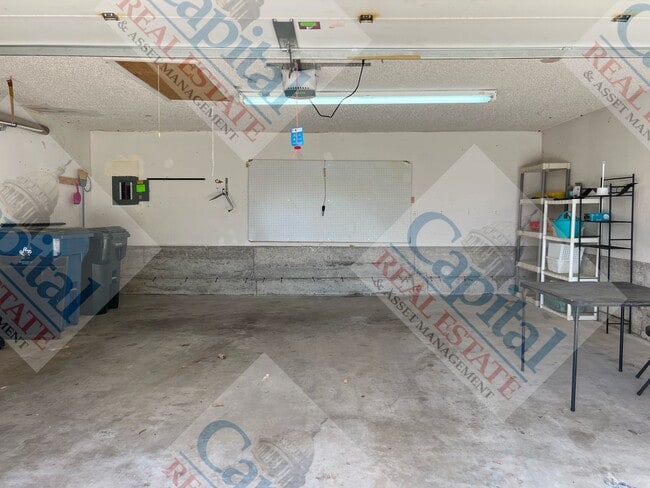 Building Photo - Spacious 4 Bedroom