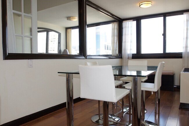 Building Photo - 2 Hawthorne Pl