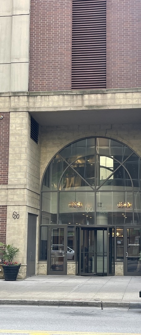 Building Photo - 630 N State St