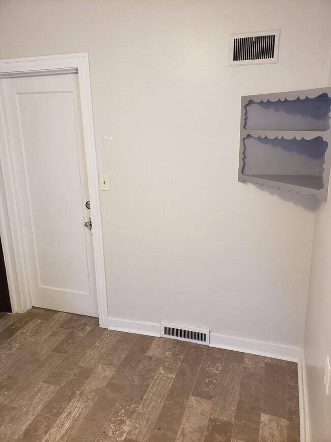 Building Photo - 1300 E 6th St