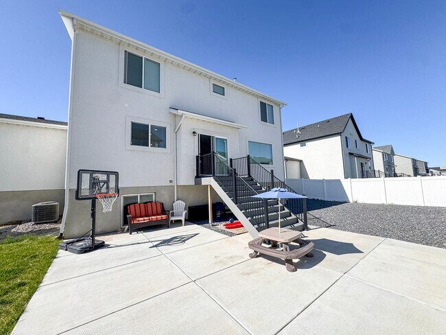 Building Photo - Modern 4 Bed 3.5 Bath Home in Syracuse | Bonus Room + Fenced Yard + 86” TV Included