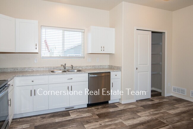 Building Photo - 855 Endeavor Wy