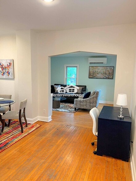 Building Photo - 304 Oak St