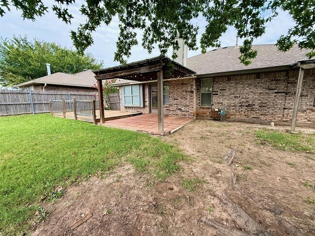 Building Photo - 2808 E Lake Dr