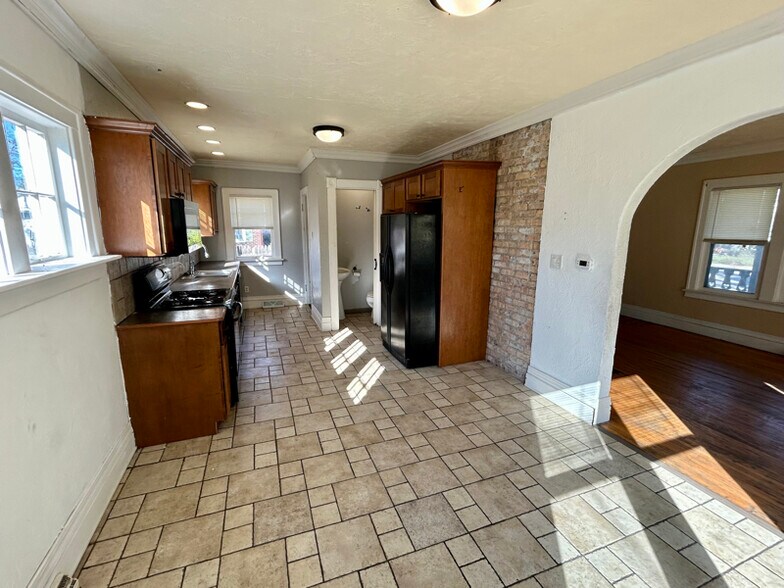 Building Photo - 1407 Strong Ave