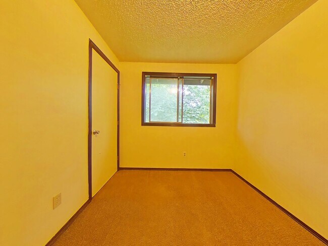 Building Photo - 2 Bedroom 4-Plex ~ South Corvallis ~ Small...