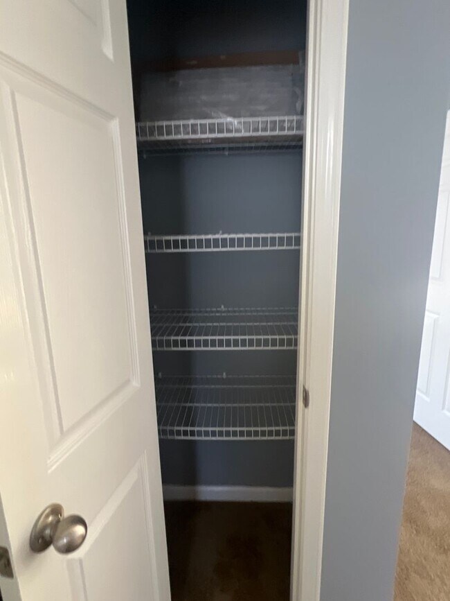 Building Photo - Great location! Close to Everything!