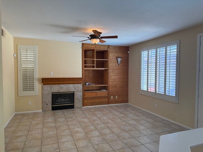 Building Photo - Beautiful Home with Pool near Tropicana and Buffalo