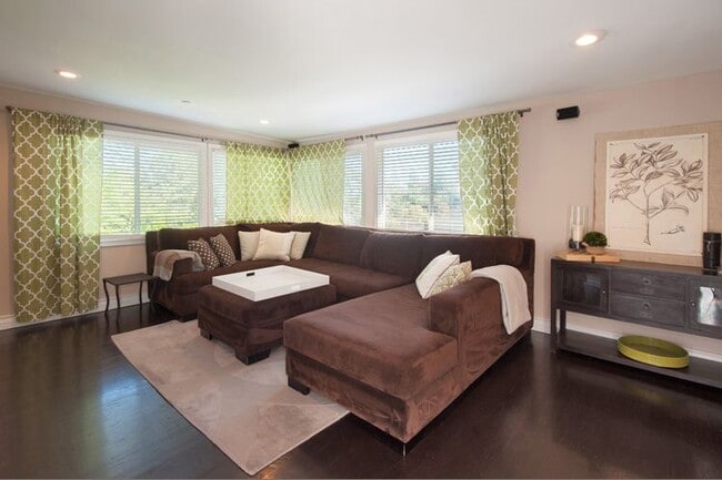 Building Photo - 7120 Pacific View Dr