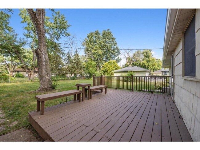 Building Photo - 4 Bed - 2 Bath Brooklyn Park Home with Lar...