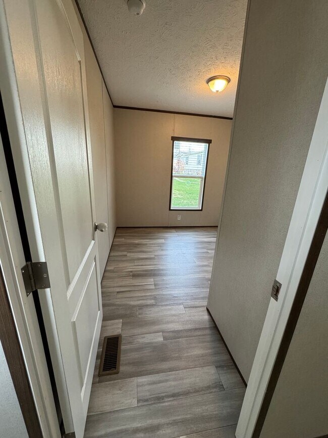 Building Photo - Newer Mobile Home in Country Setting