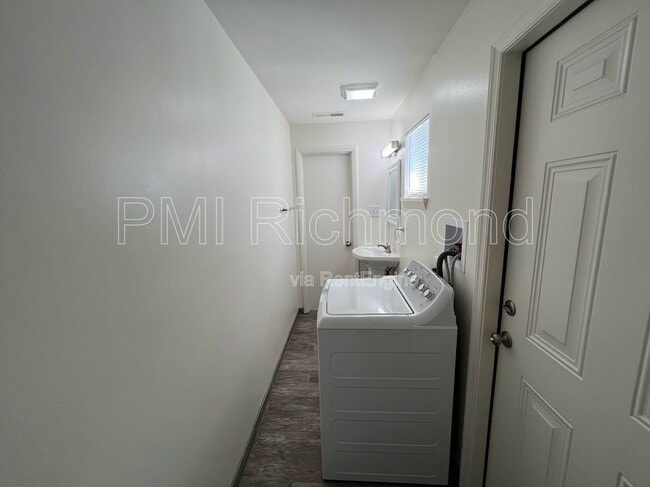 Building Photo - 1901 Beaver Rd