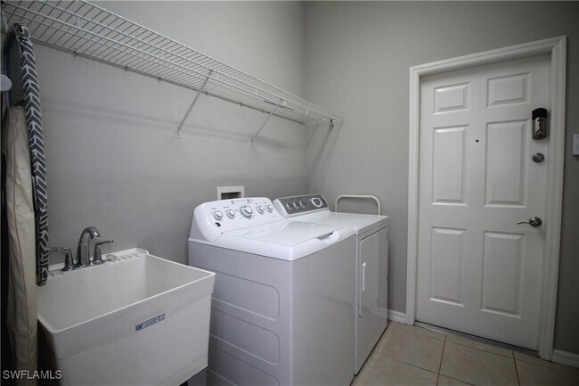 Building Photo - 2086 Grove Dr