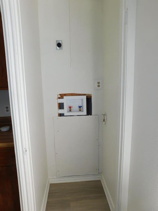 Building Photo - 1002 Southwalk St