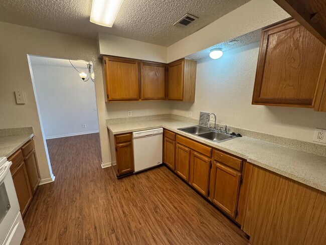 Building Photo - Cute duplex unit in NRH