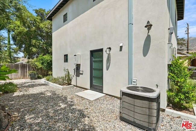 Building Photo - 720 W Altadena Dr