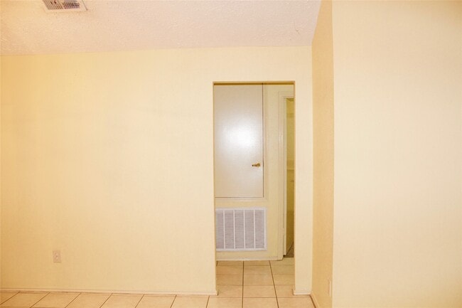 Building Photo - 2046 Hickory Glen Dr