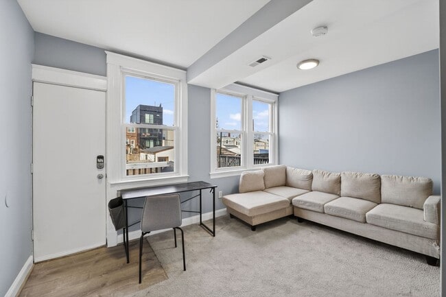 Building Photo - Gorgeous 4br/2ba in Brookland with Parking!