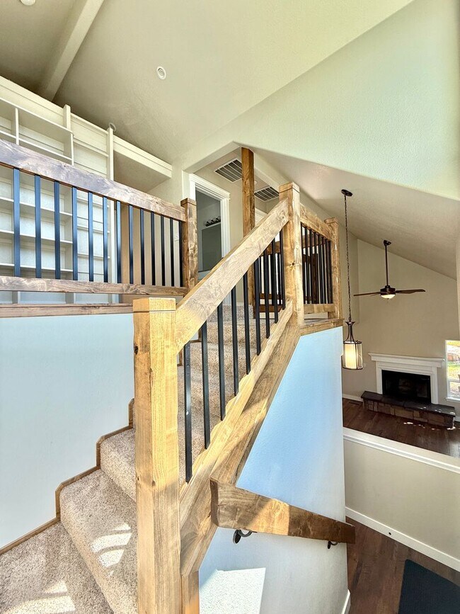 Building Photo - 901 Manzanita Dr