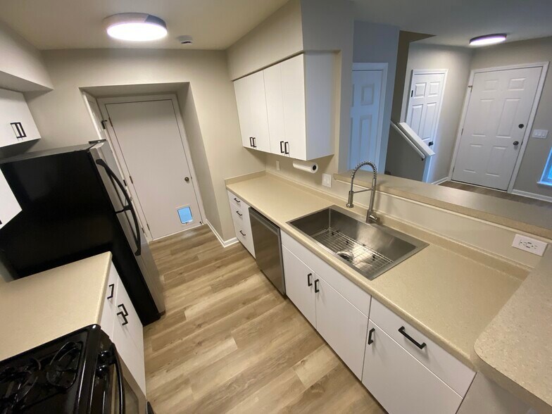 New countertops - 2989 Holborn Cir