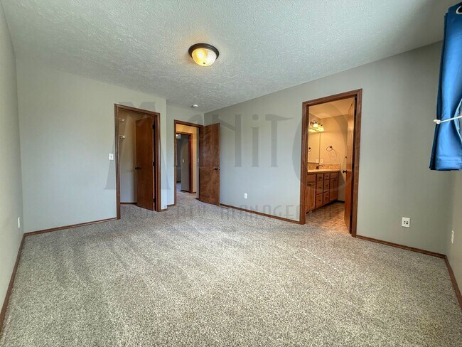 Building Photo - Spacious Eagle Ridge Home