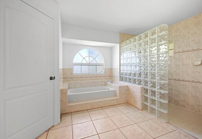 Building Photo - 409 SW 47th Ter