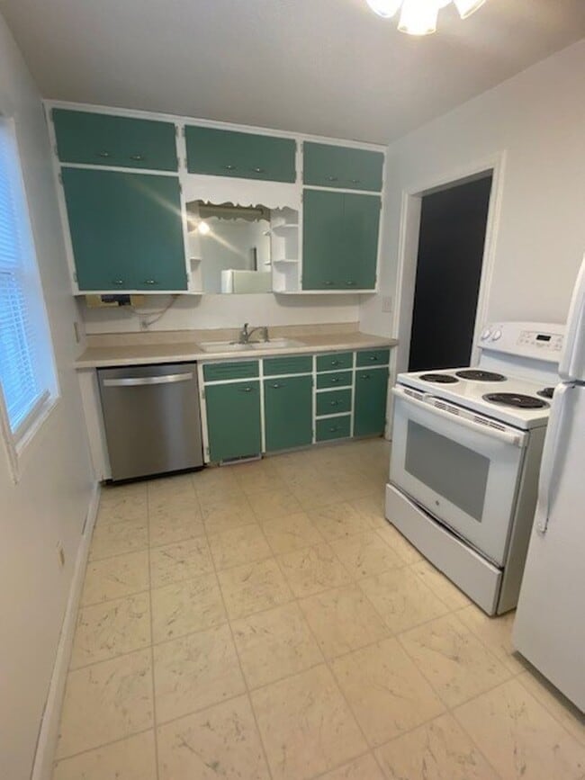 Building Photo - 3 Bedrooms, 2 Bathrooms Single Family Home in Brainerd, MN w/detached garage