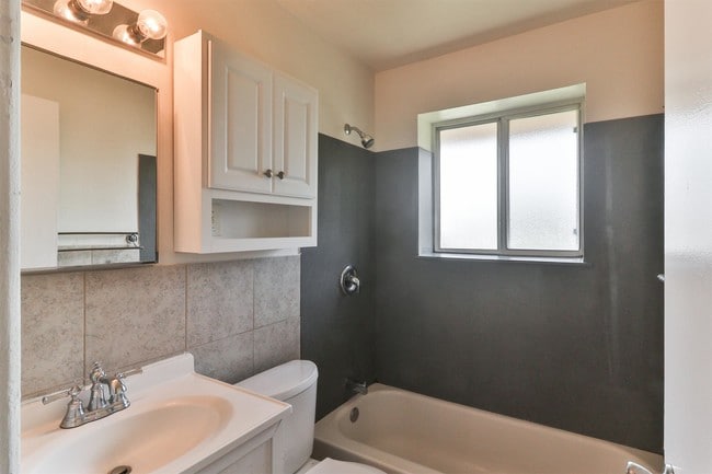 Building Photo - 471 S Holmes Ave