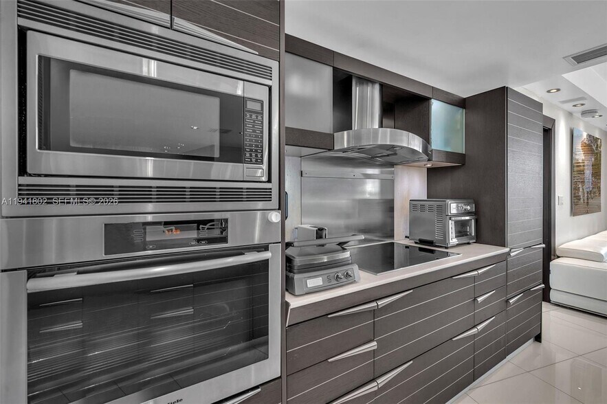 Building Photo - 200 Biscayne Boulevard Way