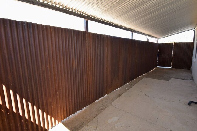 Building Photo - Stand Alone 2 Bed 1 Bath with Private Yard...