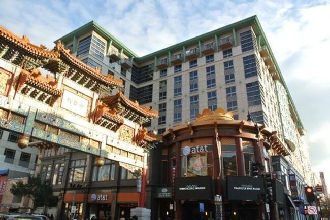 Building Photo - Chinatown 2 Bedroom 2 Bathroom In Amazing Centralized Building-Amenities Galore! Pets Welcomed!