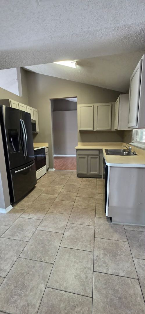 Building Photo - Spacious 3BR Home with Florida Room & Fenced Backyard