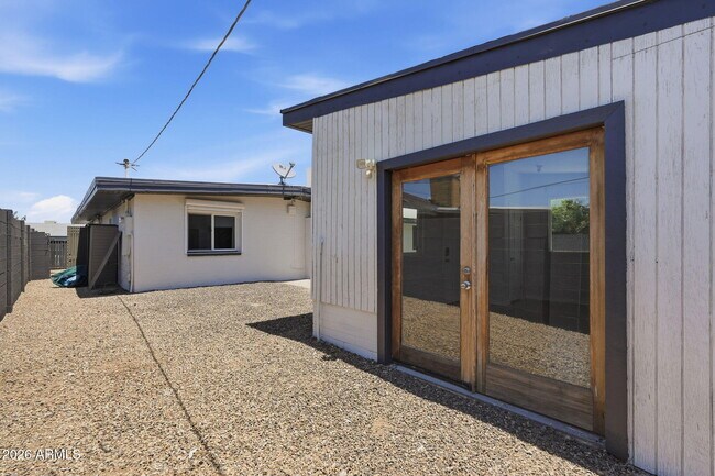 Building Photo - 1609 E Gaylon Dr